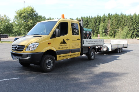 Foto Mercedes-Transporter mit Anhänger
